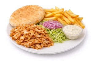 met pitabrood of turks brood, salade, patat of gekruide aardappelen en twee soorten saus naar keuze